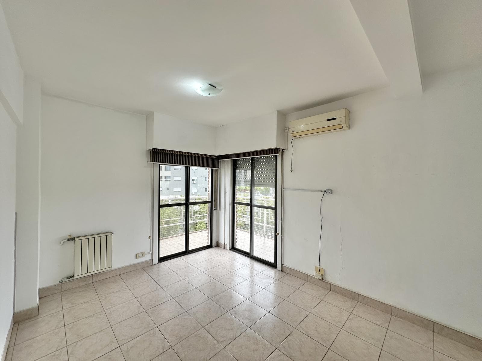 2-bedroom apartment for sale. Front-facing balcony. Laundry room. Right in the heart of Campana