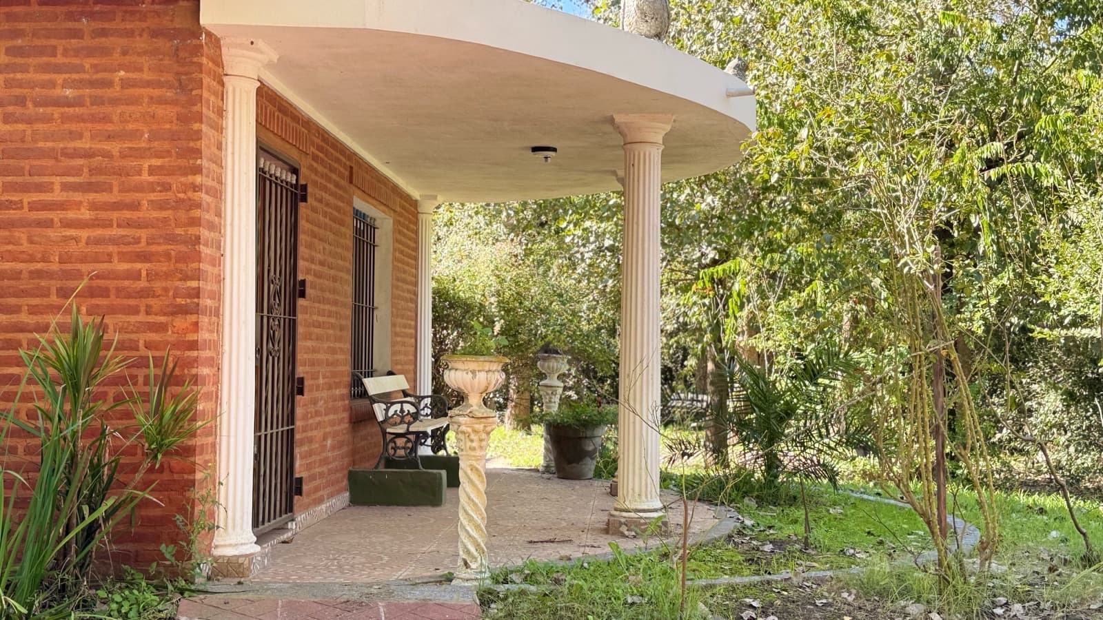 Back to the basics, without sacrificing comfort—this home in La Araucaria has it all!