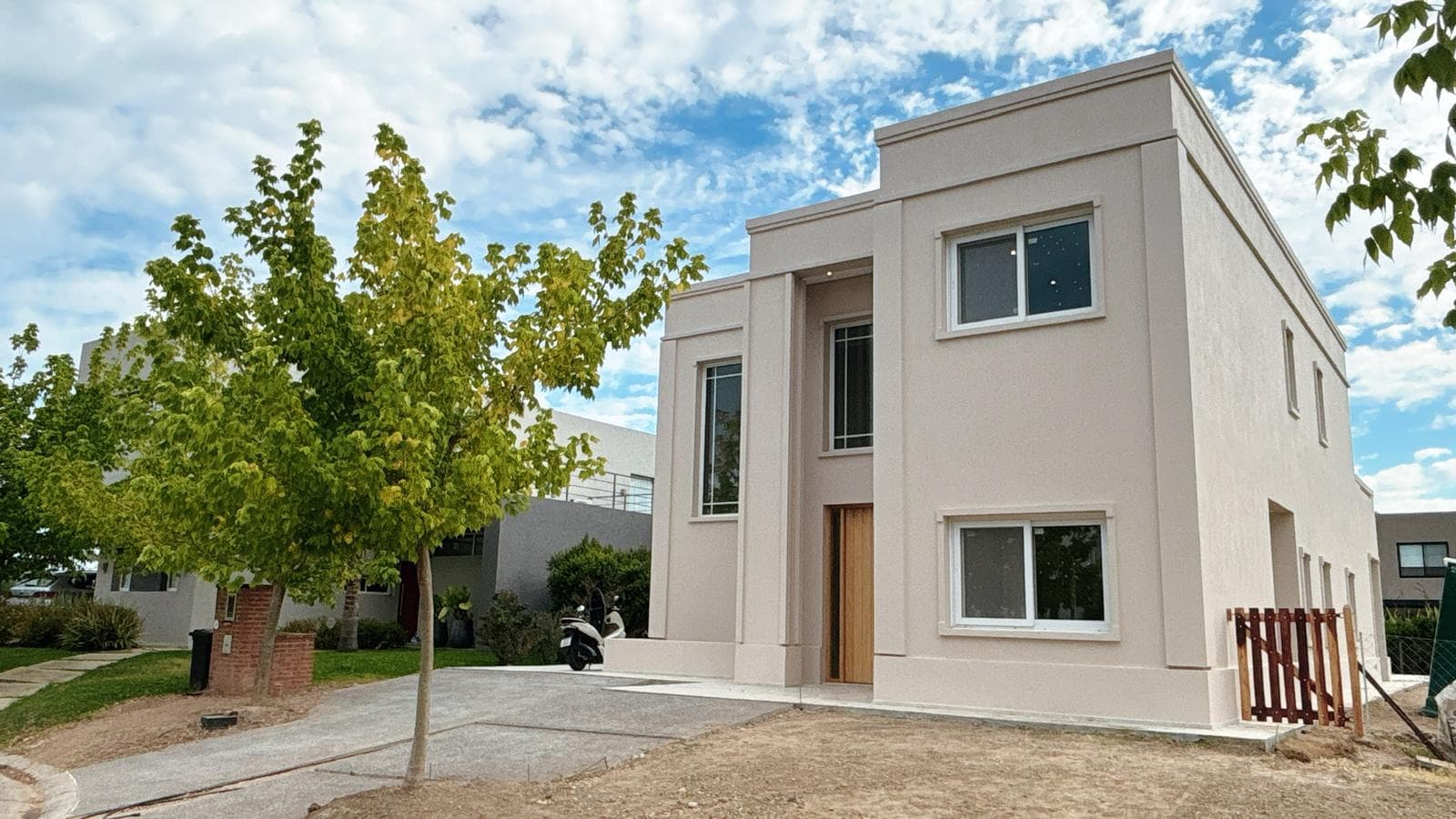 Contemporary Home in Puertos del Lago | Araucarias Neighborhood, 4 Bedrooms (3 en suite), Stylish and Spacious