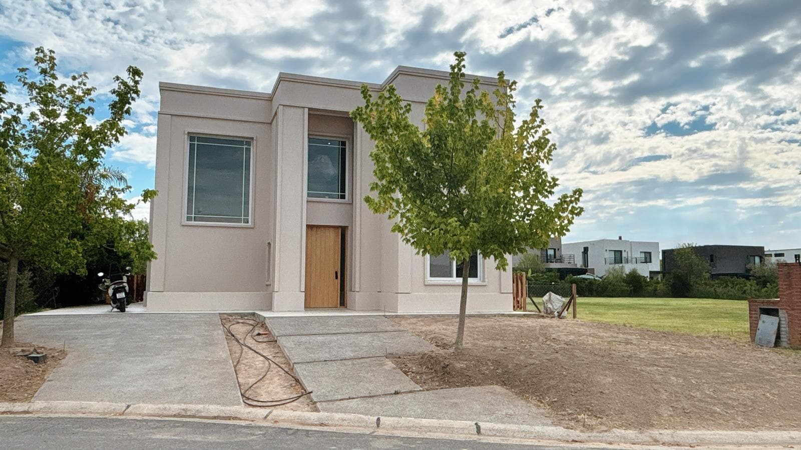Contemporary Home in Puertos del Lago | Araucarias Neighborhood, 4 Bedrooms (3 en suite), Stylish and Spacious