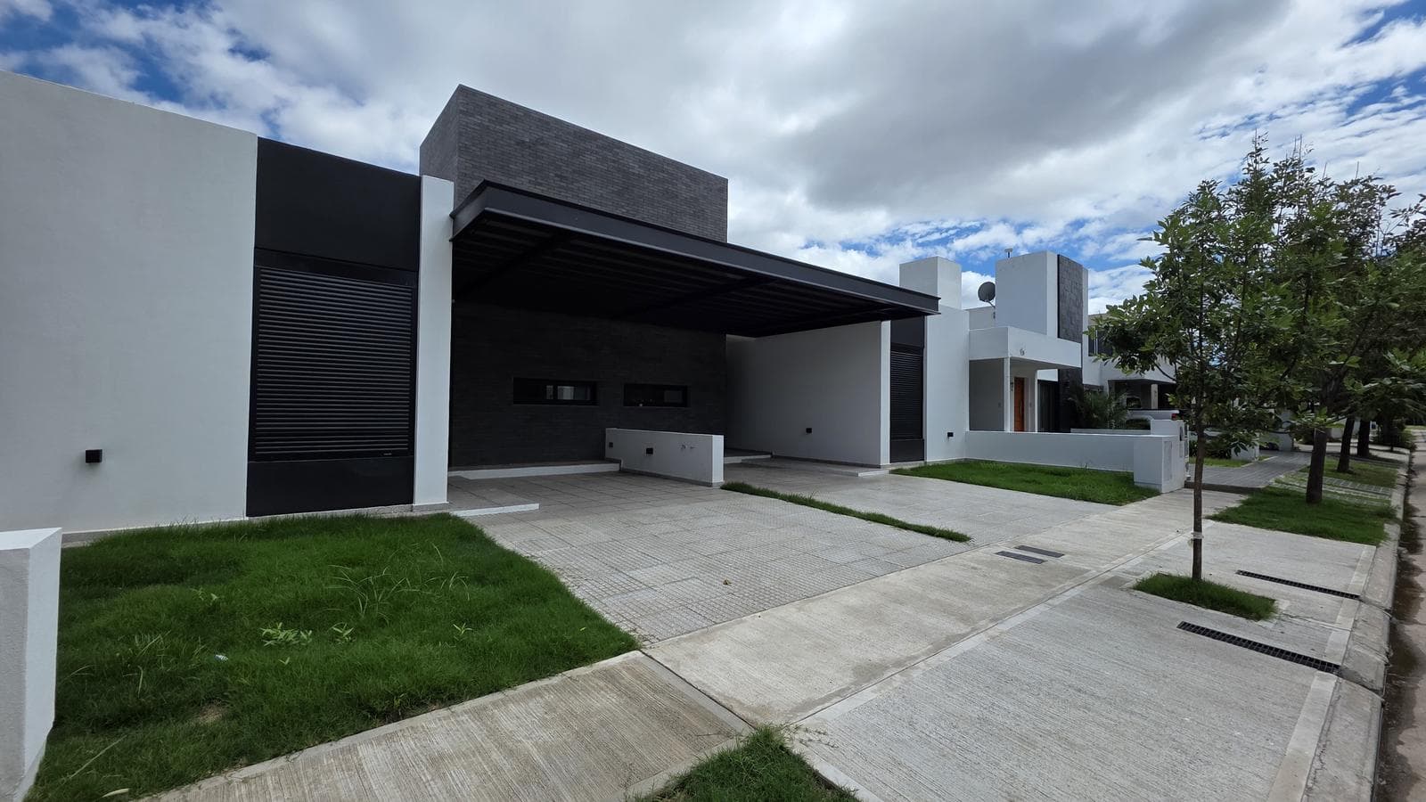 High-End Single-Story Home - Village | 2 En-Suite Bedrooms, Barbecue Area, and Garage - 112 m²