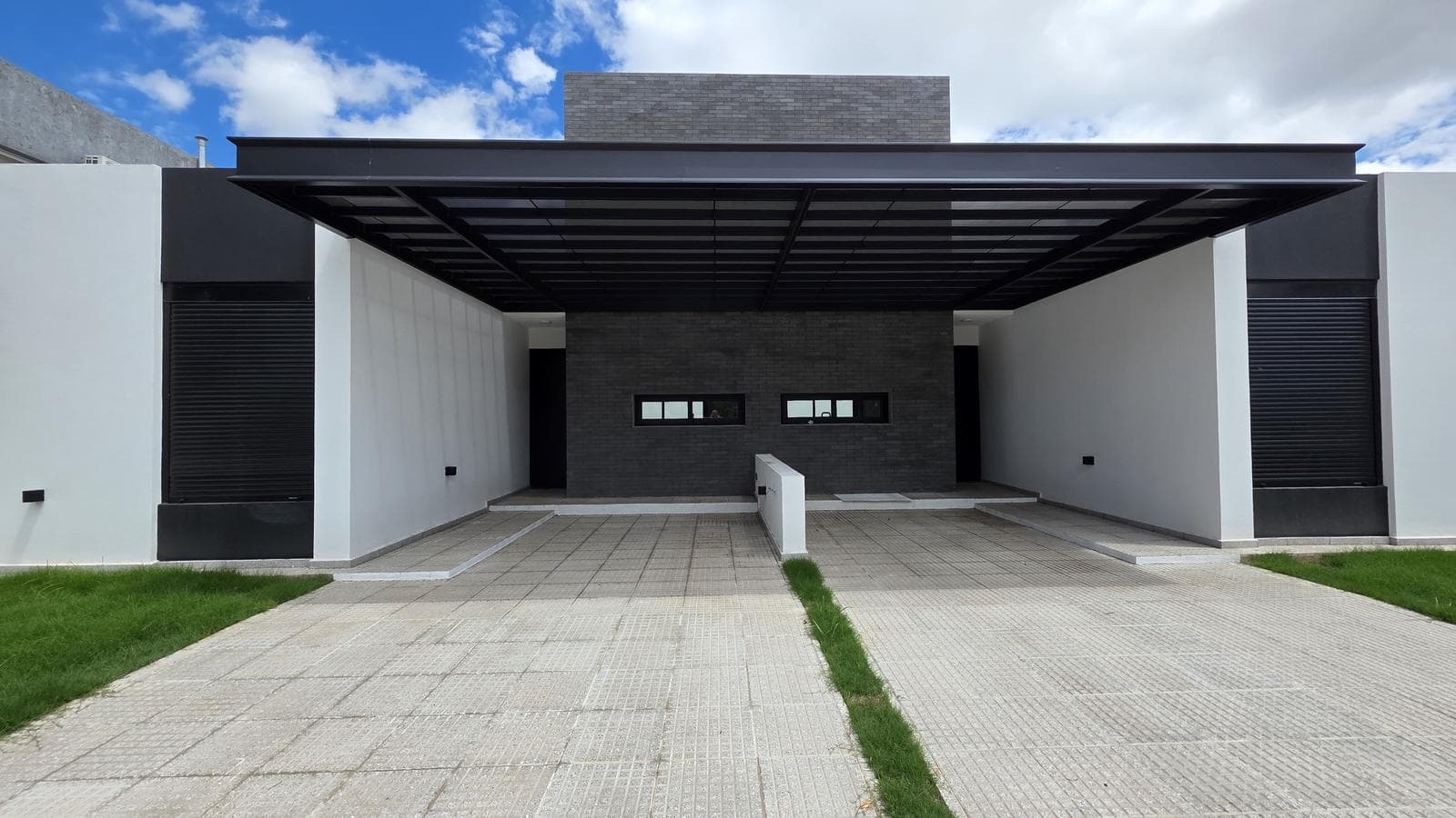 High-End Single-Story Home - Village | 2 En-Suite Bedrooms, Barbecue Area, and Garage - 112 m²