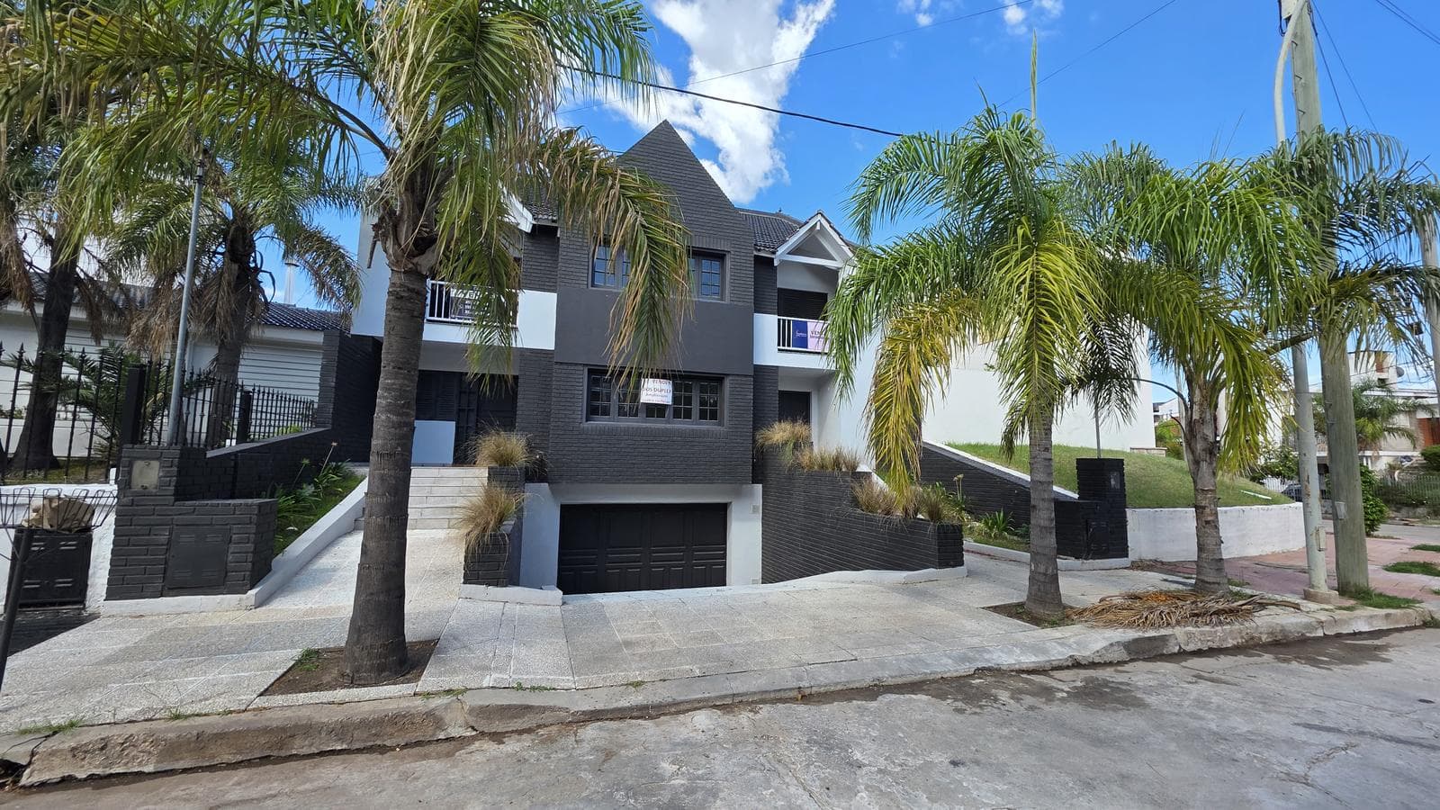 Newly renovated duplex | 3 bedrooms (including one suite), terrace with hot tub, and 2 parking spaces | View of the mountains