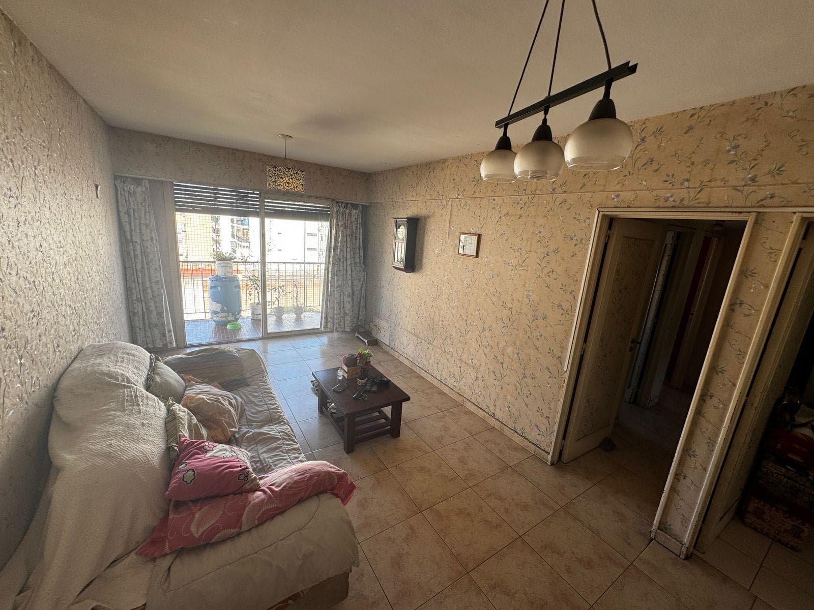 4-Room Apartment for Sale with Balcony in Monserrat