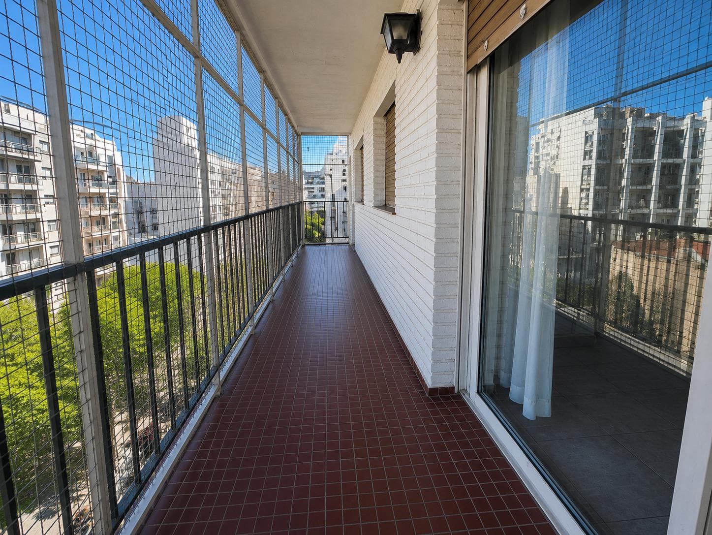 4-Room Apartment for Sale with Balcony in Monserrat