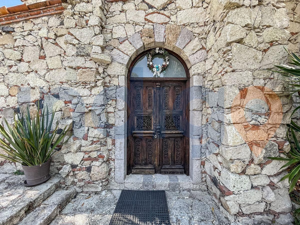 House for Sale in Corregidora (El Pueblito) Includes 2 houses and an office space