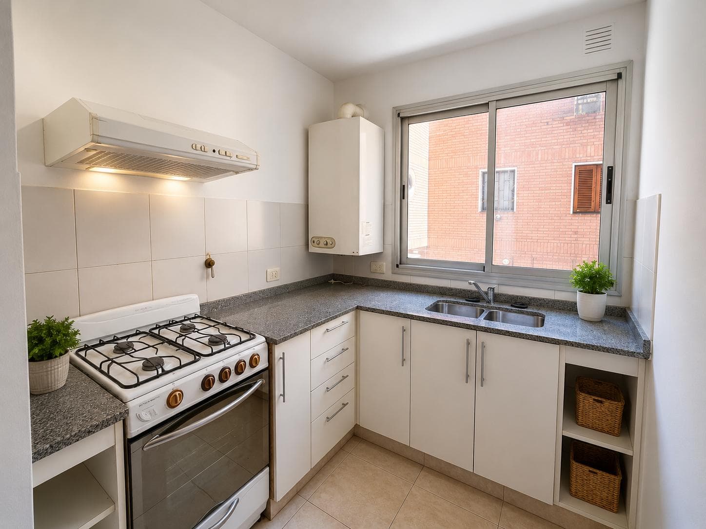 Apartment in Nueva Córdoba: 2 bedrooms, 2 bathrooms, storage room, title deed, and spacious balcony