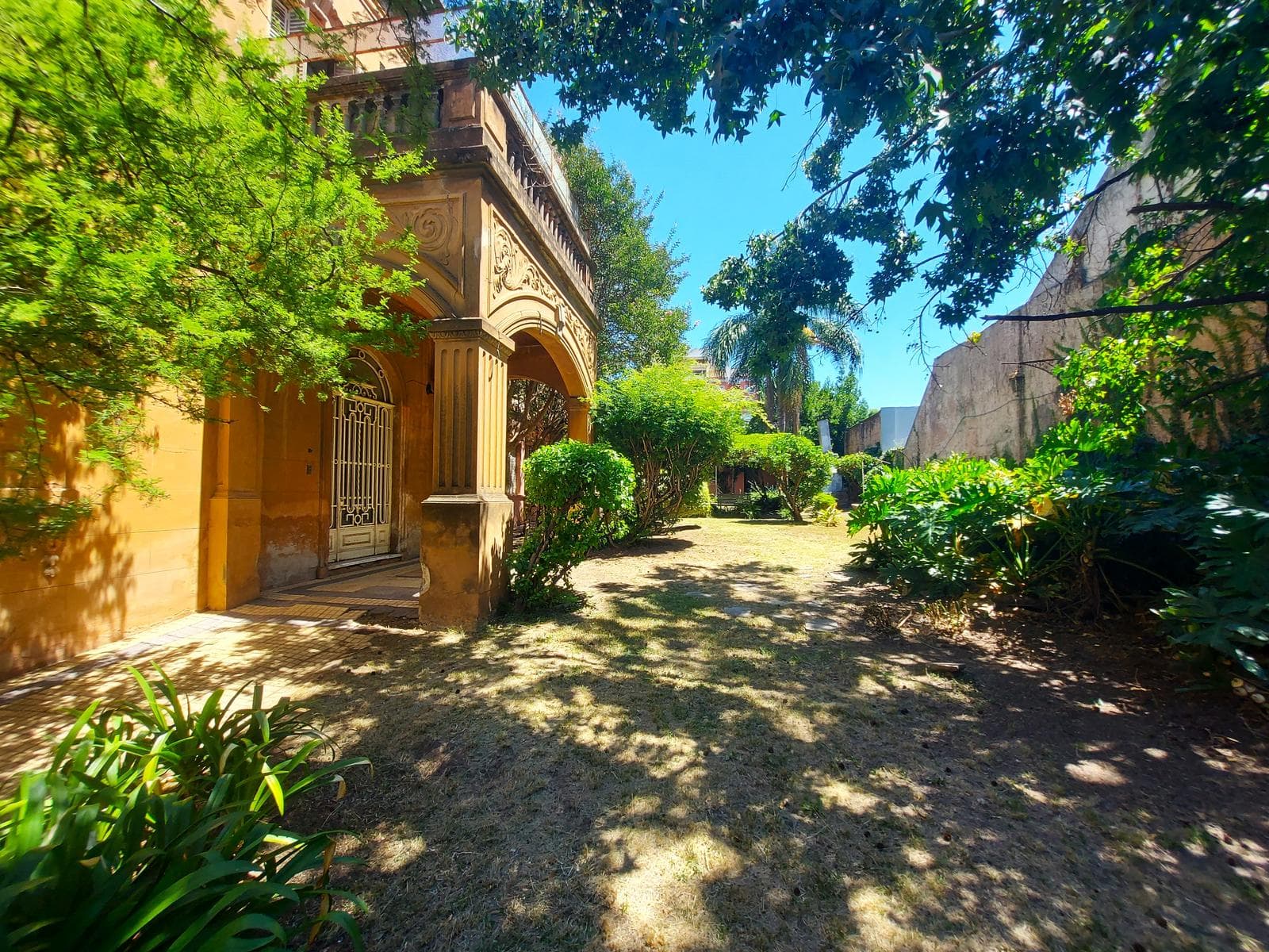 Casa en Flores Histórica doble terreno