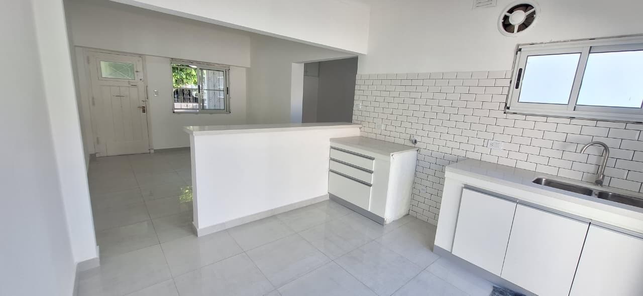 Casa 3 ambientes reciclada en parque luro