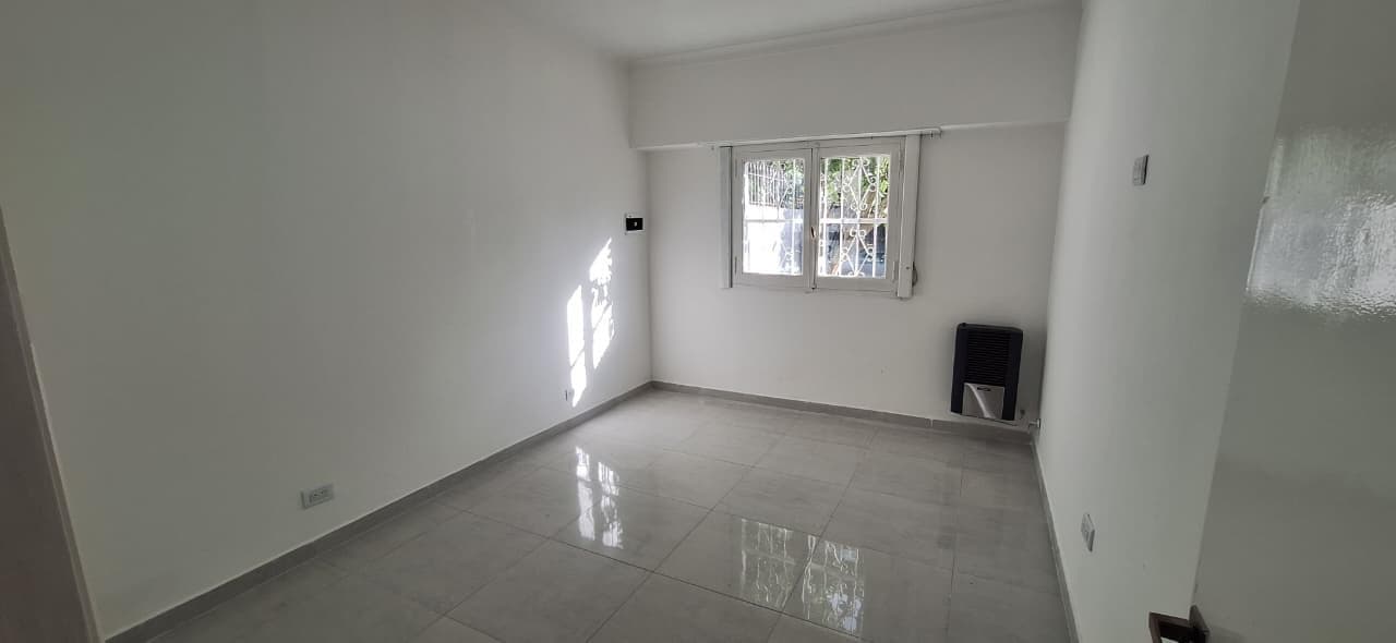 Casa 3 ambientes reciclada en parque luro