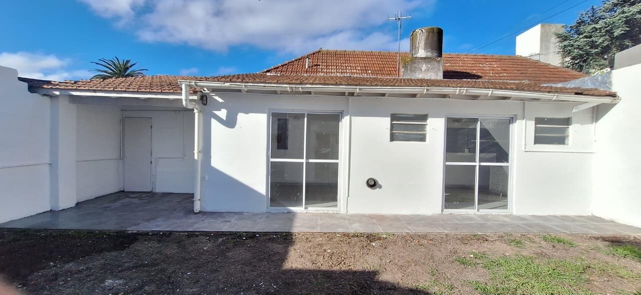 Casa 3 ambientes reciclada en parque luro