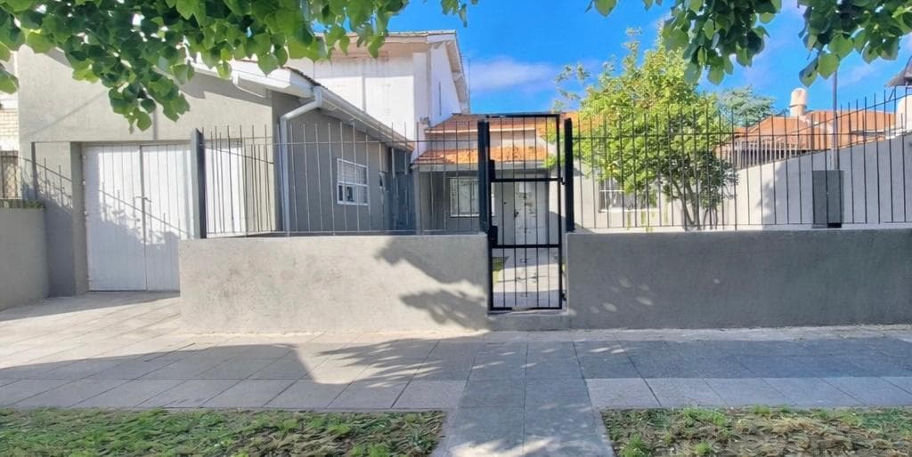 A Renovated 3-Room House in Parque Luro