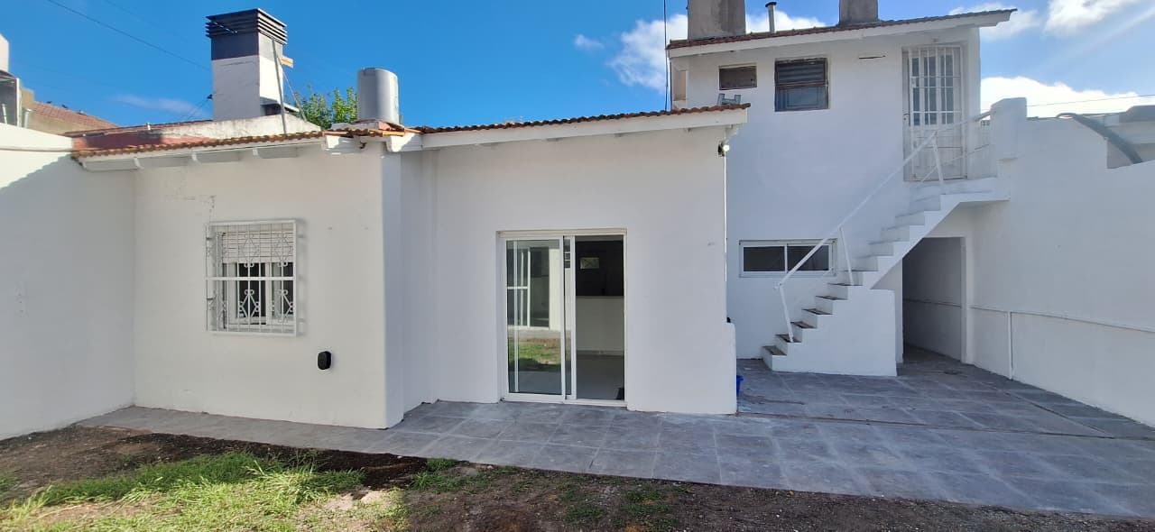 A Renovated 3-Room House in Parque Luro