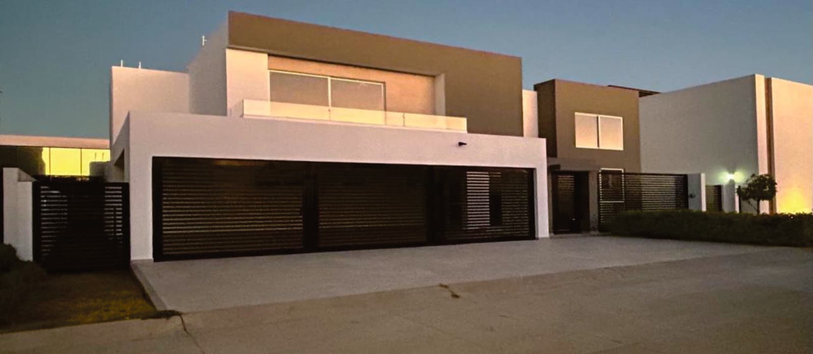 Casa con 4 Recámaras con vestidor y closet, cuarto de servicio, sala de tv, Jardín trasero y oficina