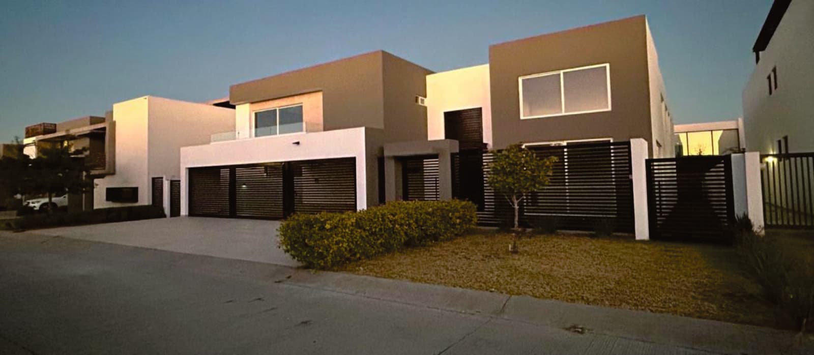 Casa con 4 Recámaras con vestidor y closet, cuarto de servicio, sala de tv, Jardín trasero y oficina