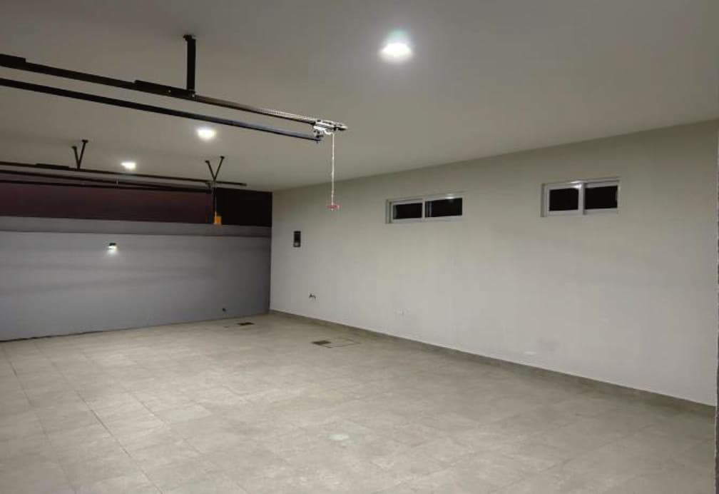 Casa con 4 Recámaras con vestidor y closet, cuarto de servicio, sala de tv, Jardín trasero y oficina