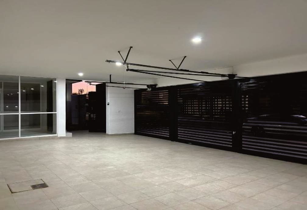 Casa con 4 Recámaras con vestidor y closet, cuarto de servicio, sala de tv, Jardín trasero y oficina