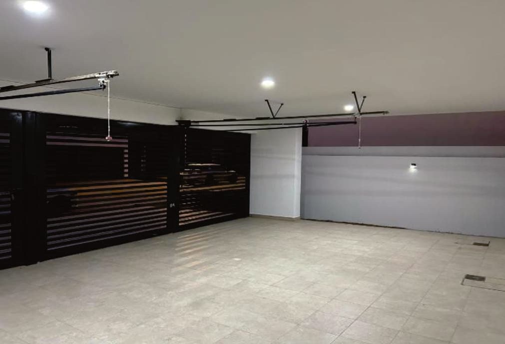 Casa con 4 Recámaras con vestidor y closet, cuarto de servicio, sala de tv, Jardín trasero y oficina