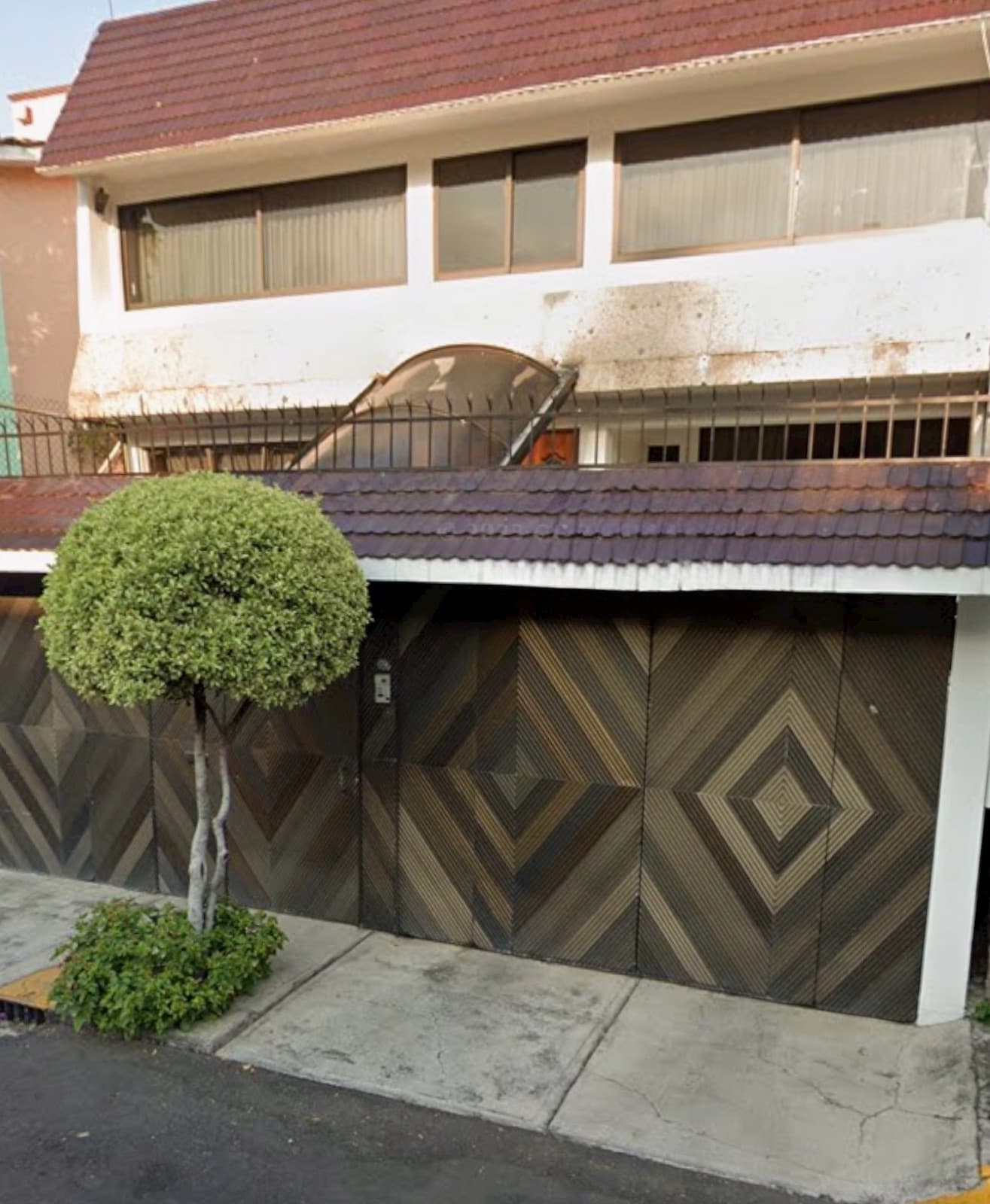 House for sale on Paseos de Taxqueña in Coyoacán: 4 bedrooms, large yard, 4 parking spaces