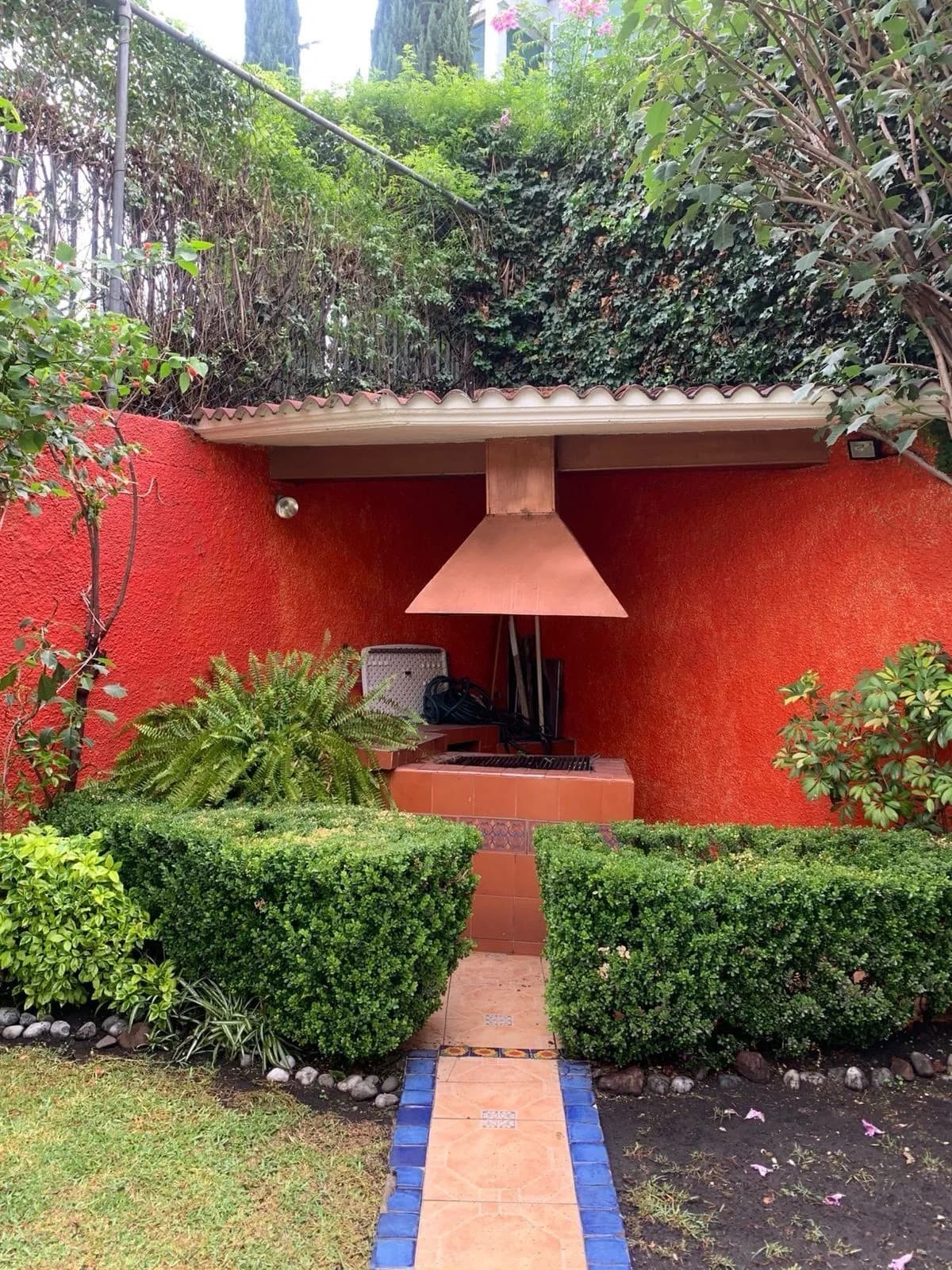 House for sale on Paseos de Taxqueña in Coyoacán: 4 bedrooms, large yard, 4 parking spaces