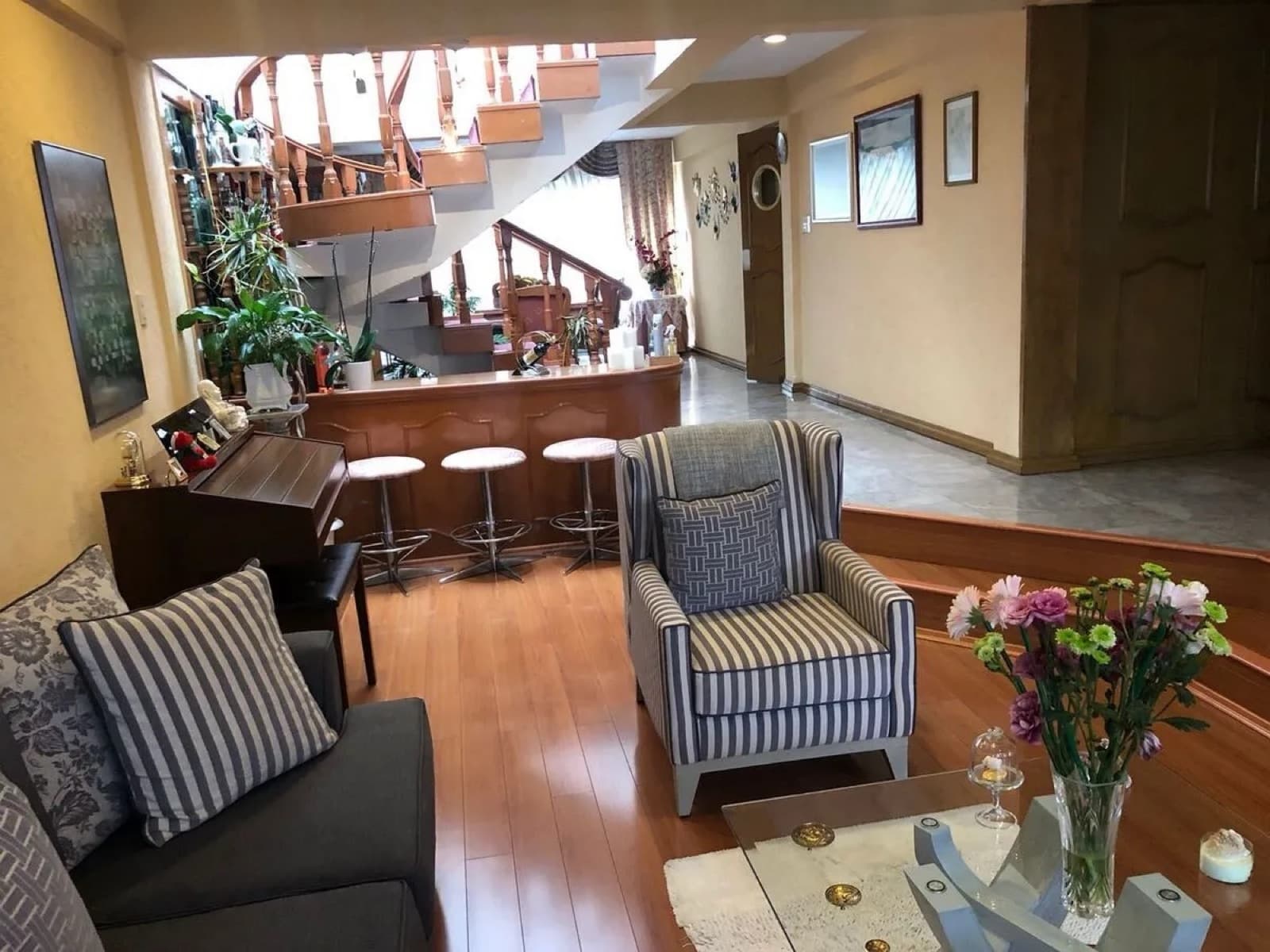House for sale on Paseos de Taxqueña in Coyoacán: 4 bedrooms, large yard, 4 parking spaces