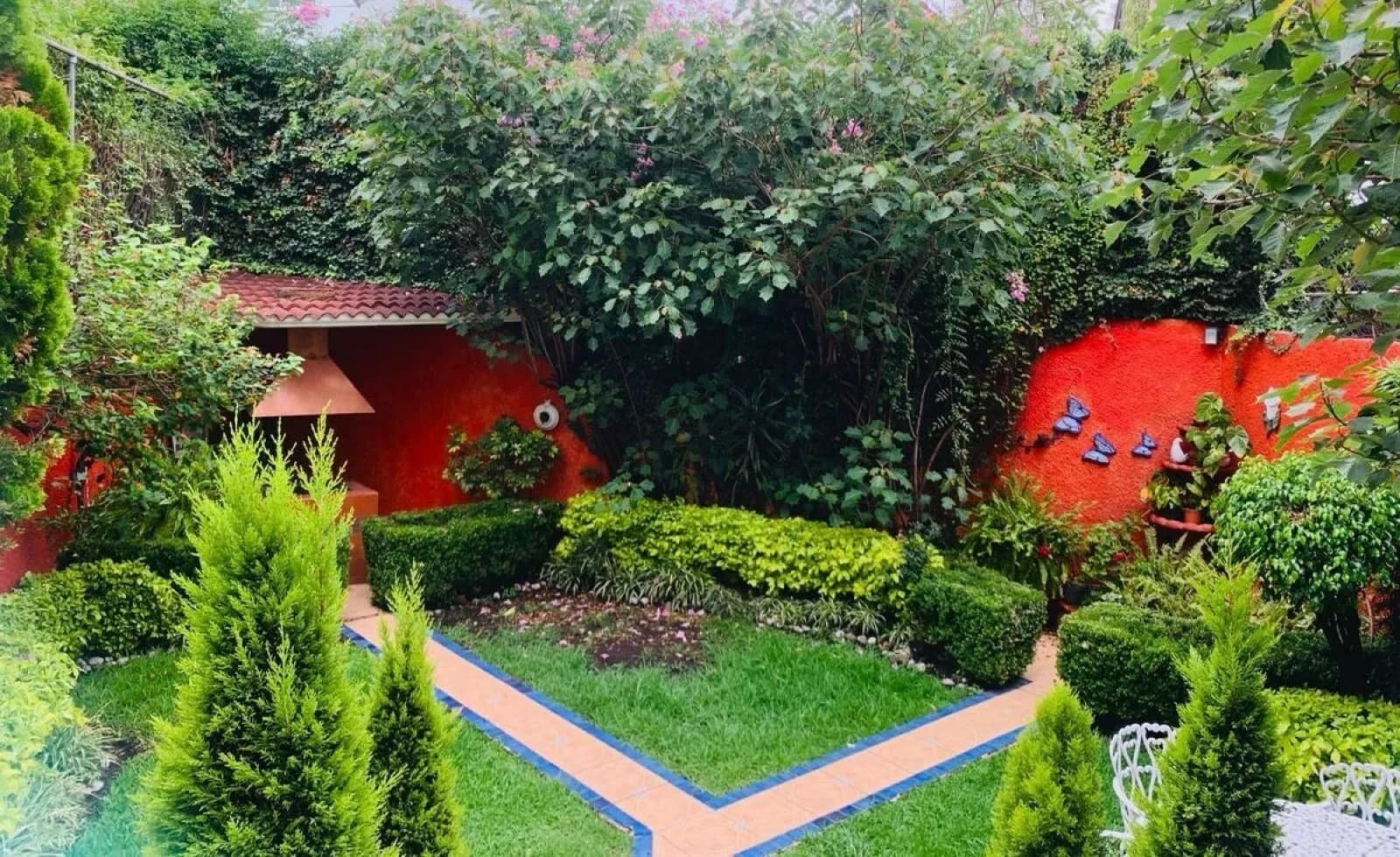 House for sale on Paseos de Taxqueña in Coyoacán: 4 bedrooms, large yard, 4 parking spaces