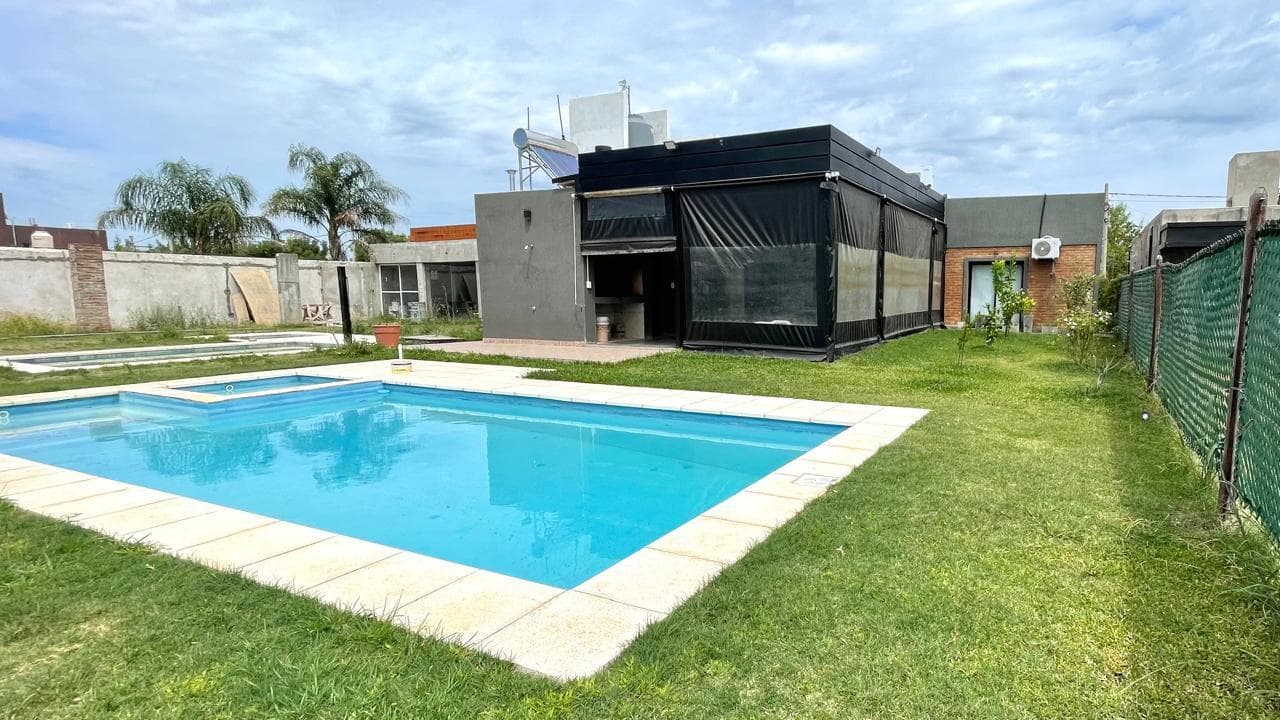 2-bedroom house with a garage, outdoor kitchen, and pool in Punta Chacra Roldán