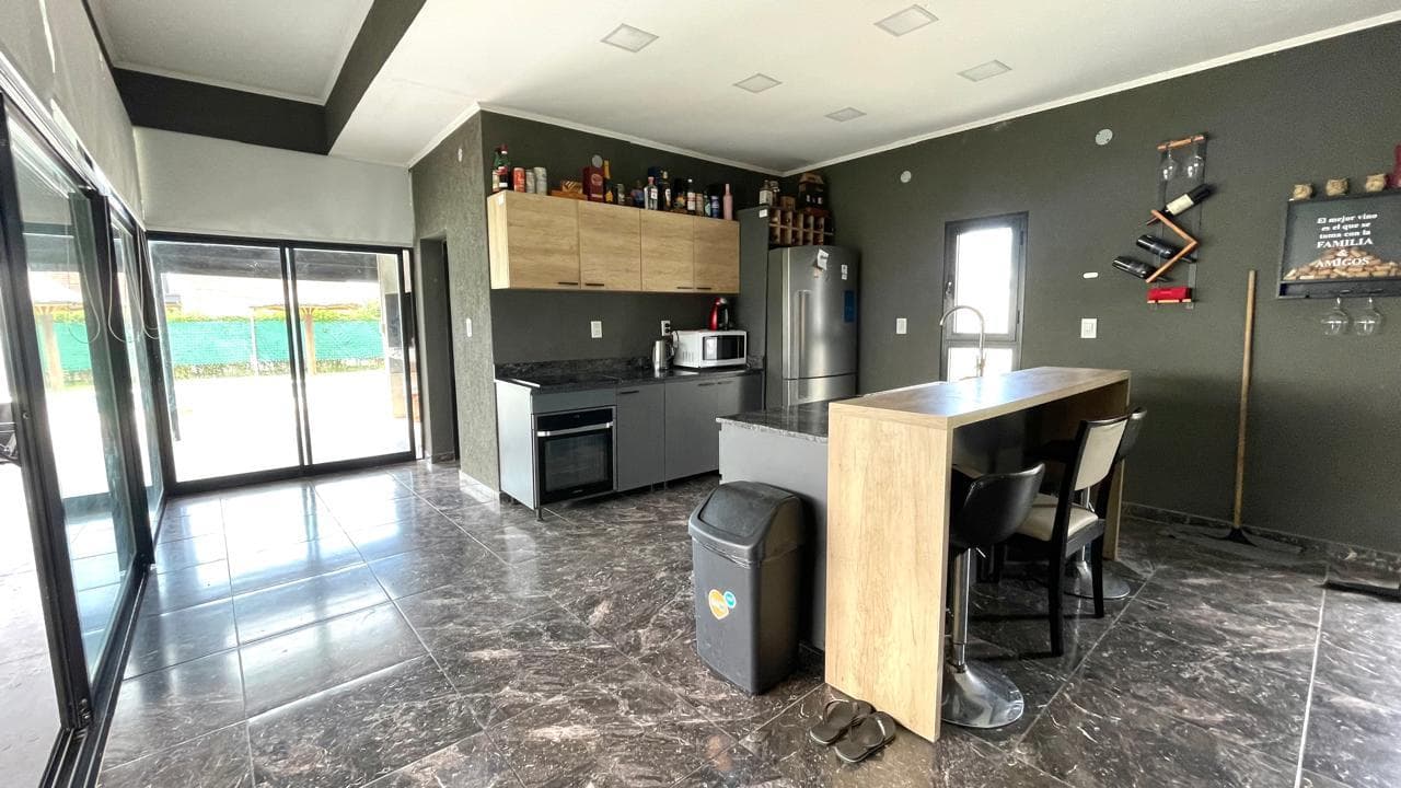 2-bedroom house with a garage, outdoor kitchen, and pool in Punta Chacra Roldán
