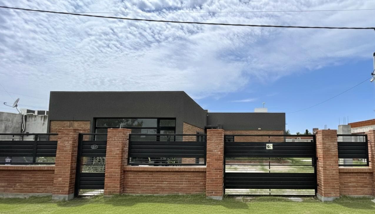 2-bedroom house with a garage, outdoor kitchen, and pool in Punta Chacra Roldán
