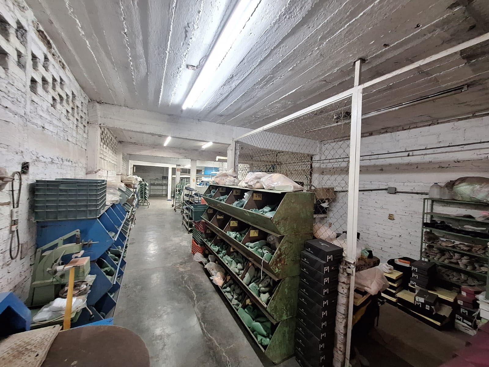 Bodega comercial con mezanine, oficina, almacén, área de producción, paneles solares con luz trifásica