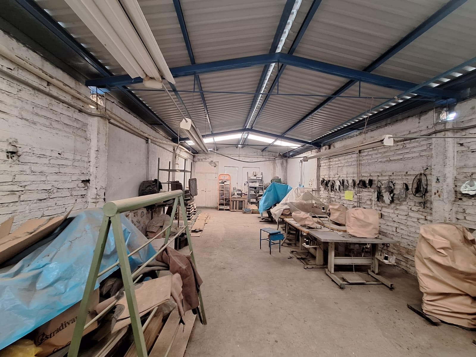 Bodega comercial con mezanine, oficina, almacén, área de producción, paneles solares con luz trifásica
