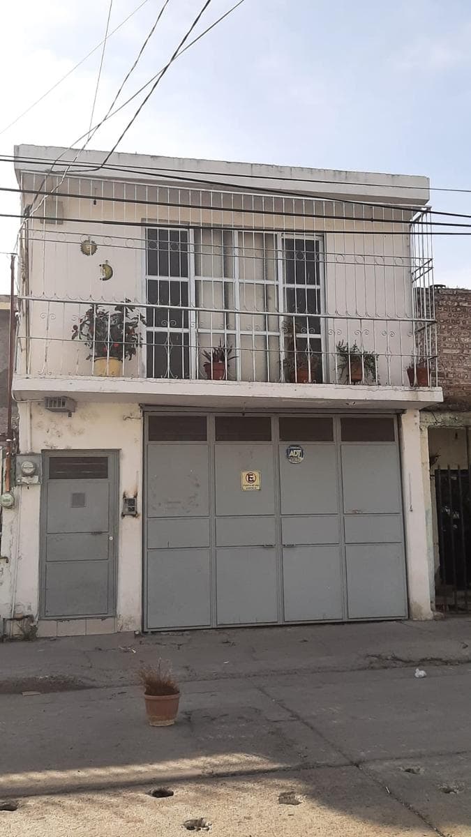 Bodega comercial con mezanine, oficina, almacén, área de producción, paneles solares con luz trifásica