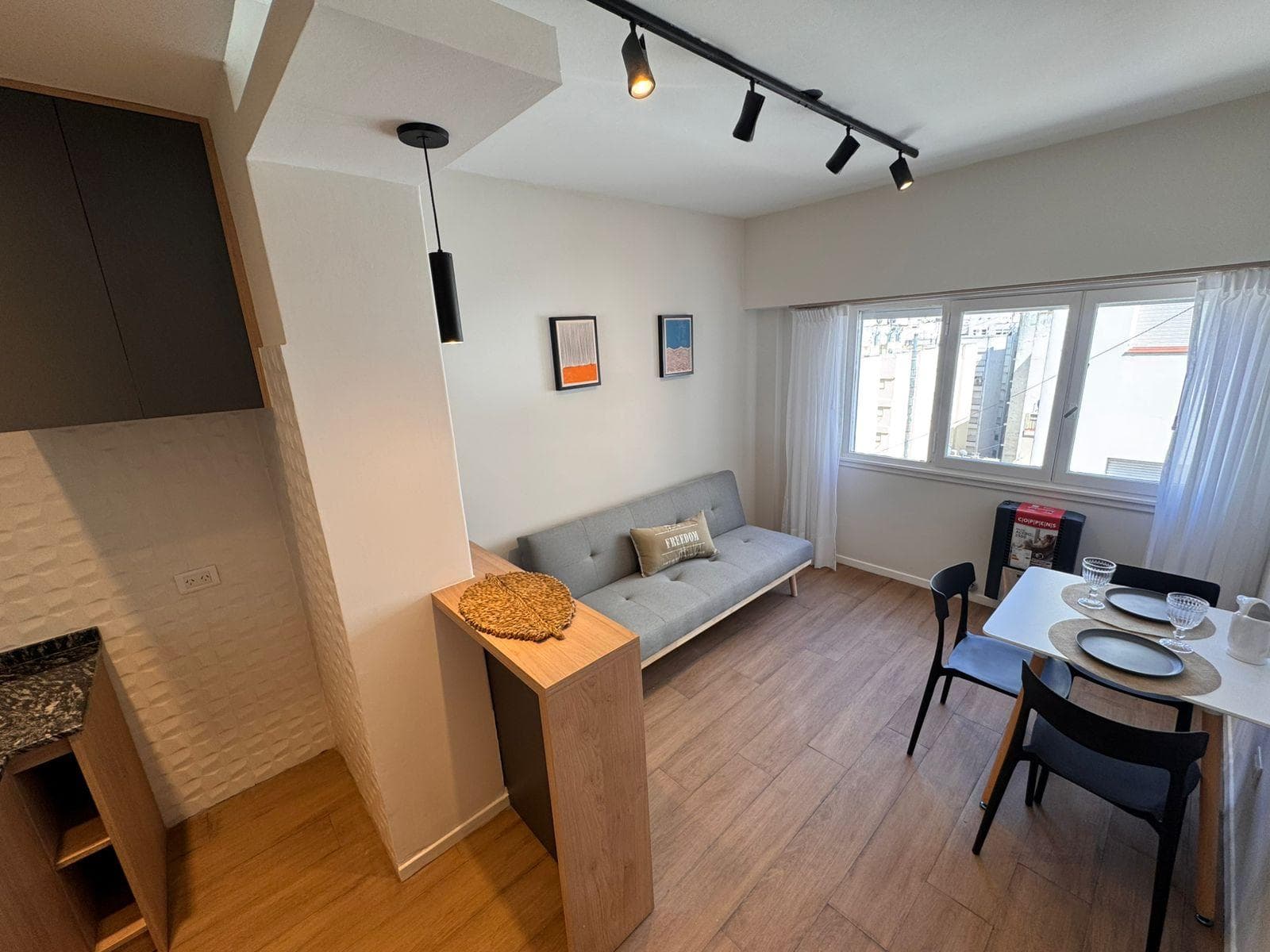 Refurbished, Furnished 2-Room Apartment in Plaza Colón