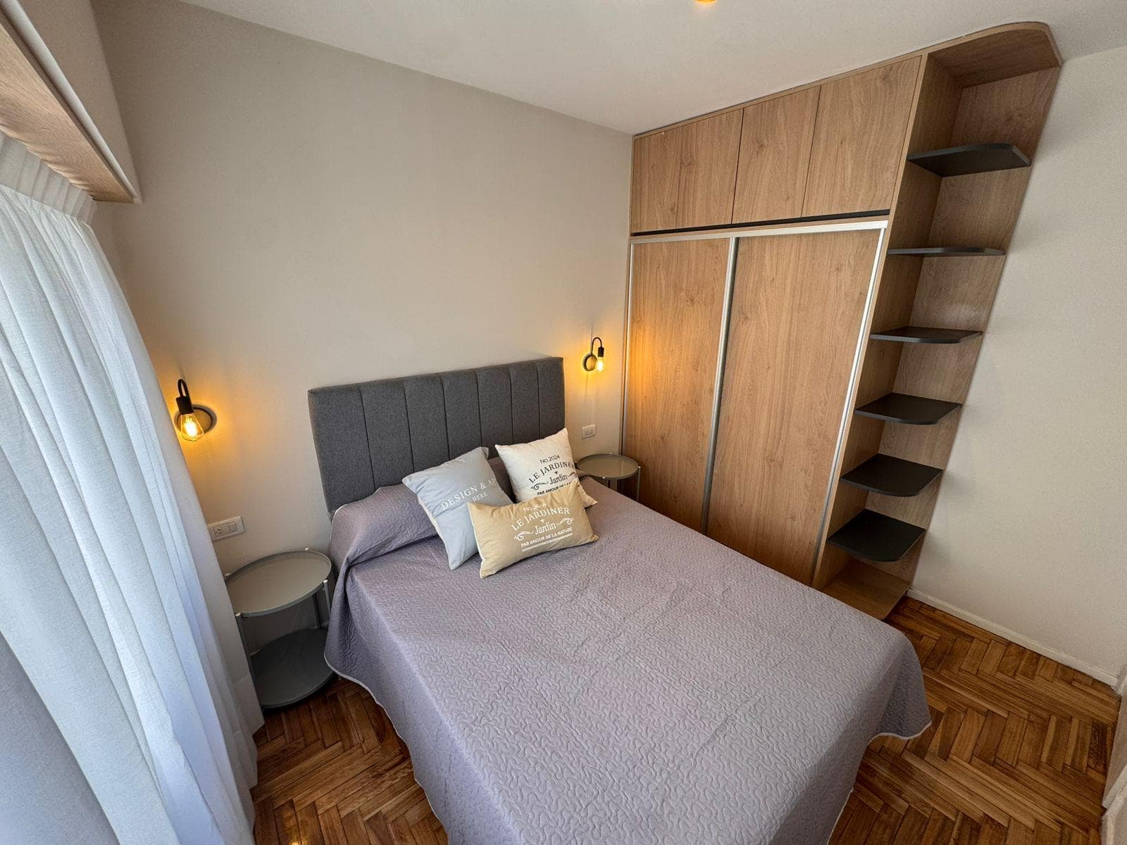 Refurbished, Furnished 2-Room Apartment in Plaza Colón