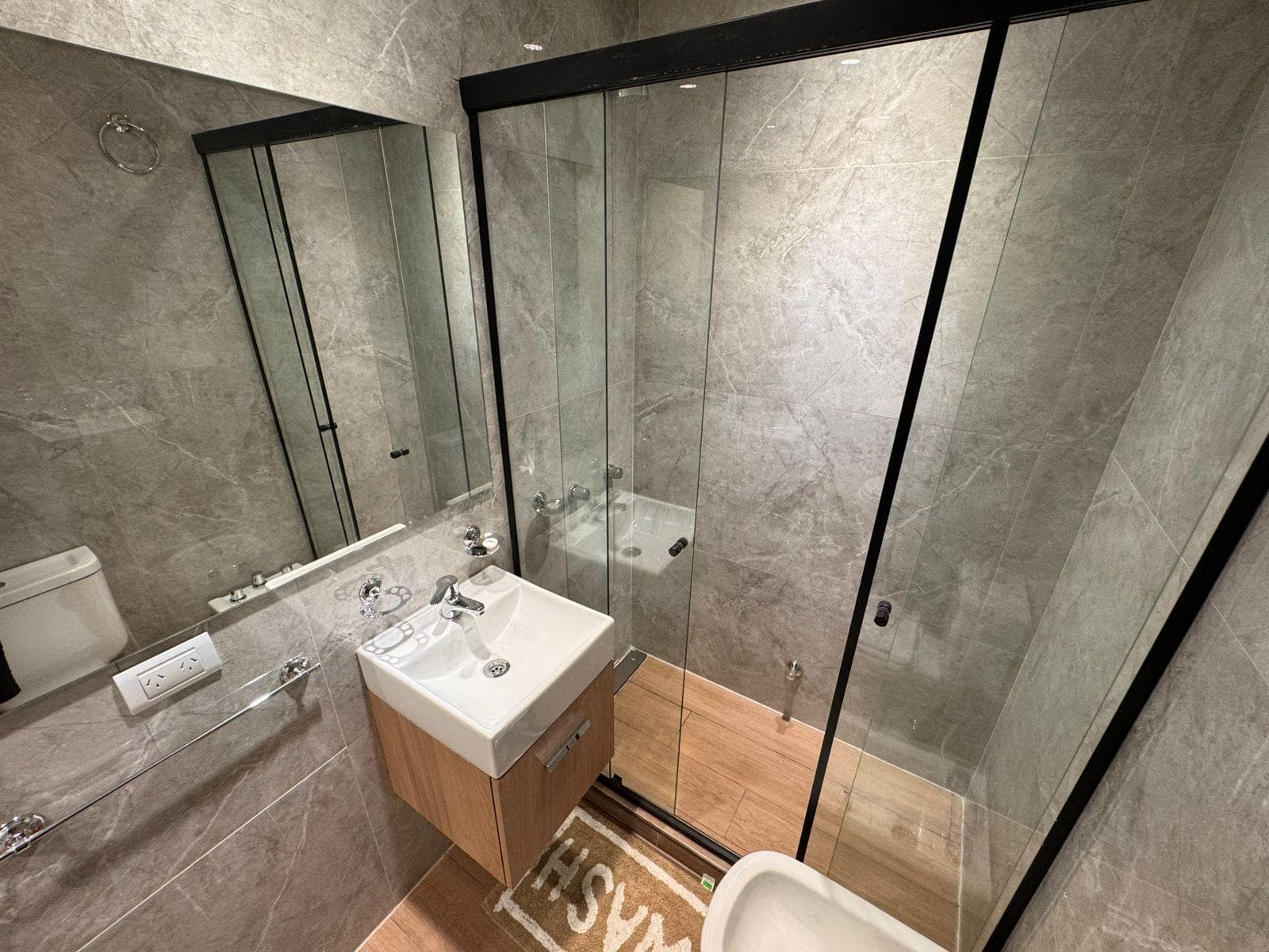 Refurbished, Furnished 2-Room Apartment in Plaza Colón