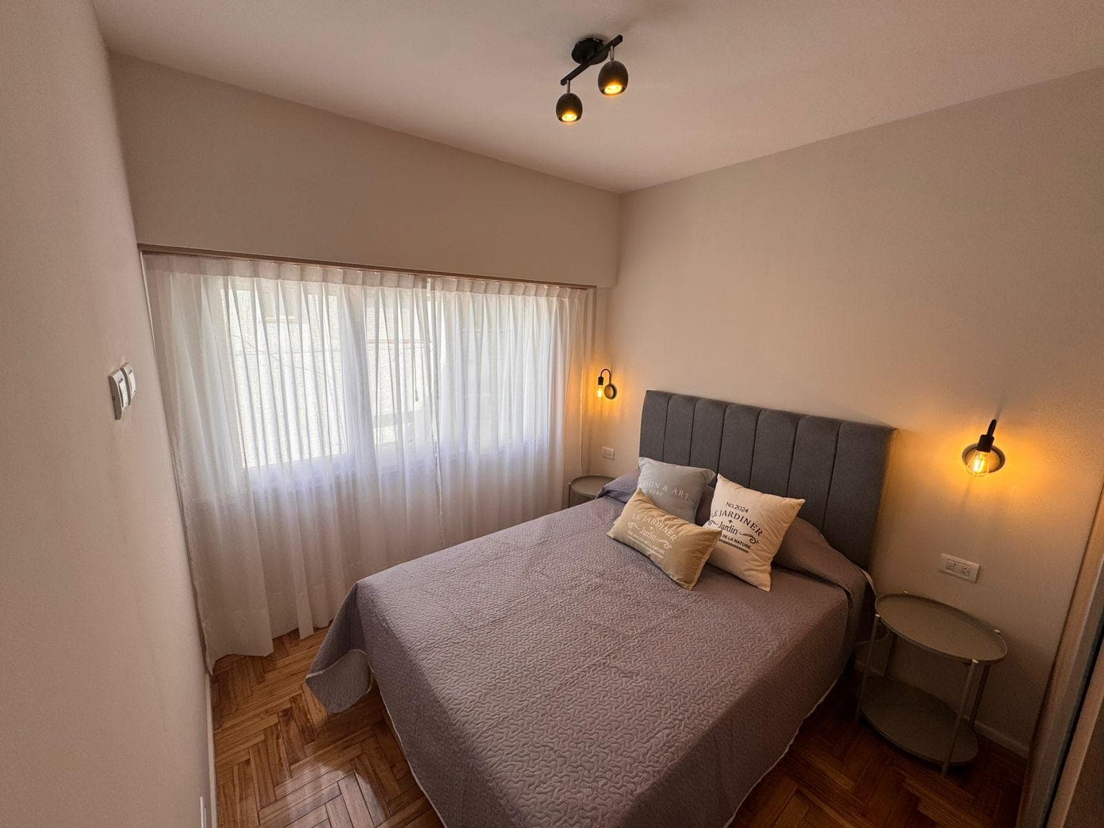 Refurbished, Furnished 2-Room Apartment in Plaza Colón