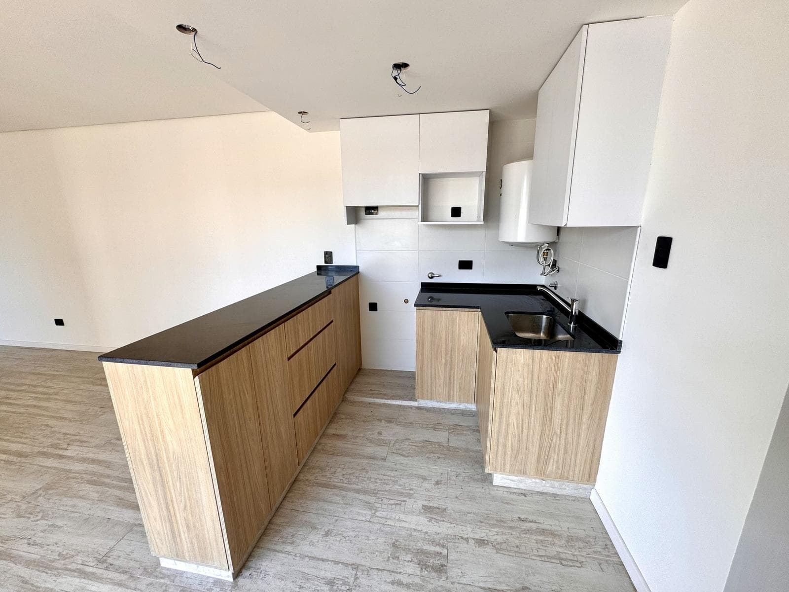 One-Bedroom Apartment (Can Be Divided)
