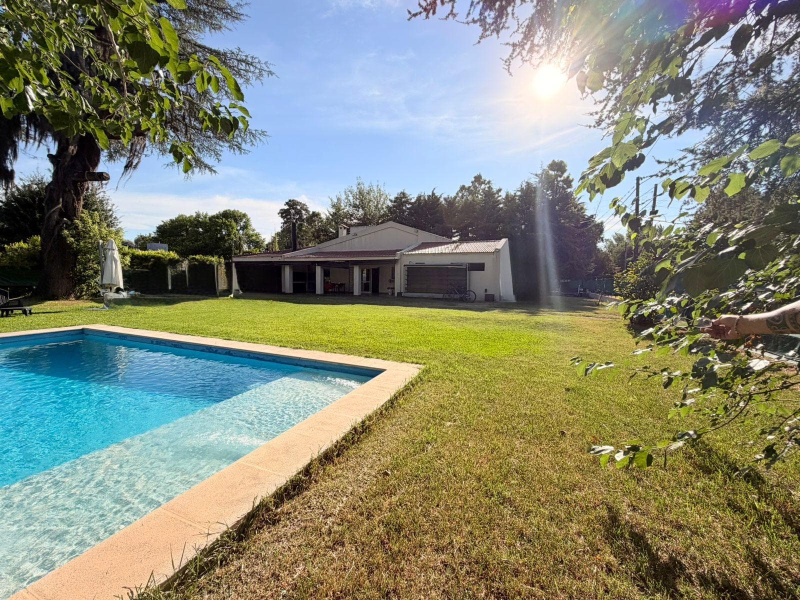 PERMUTA Casa 3 dormitorios con piscina. Apta crédito. Funes
