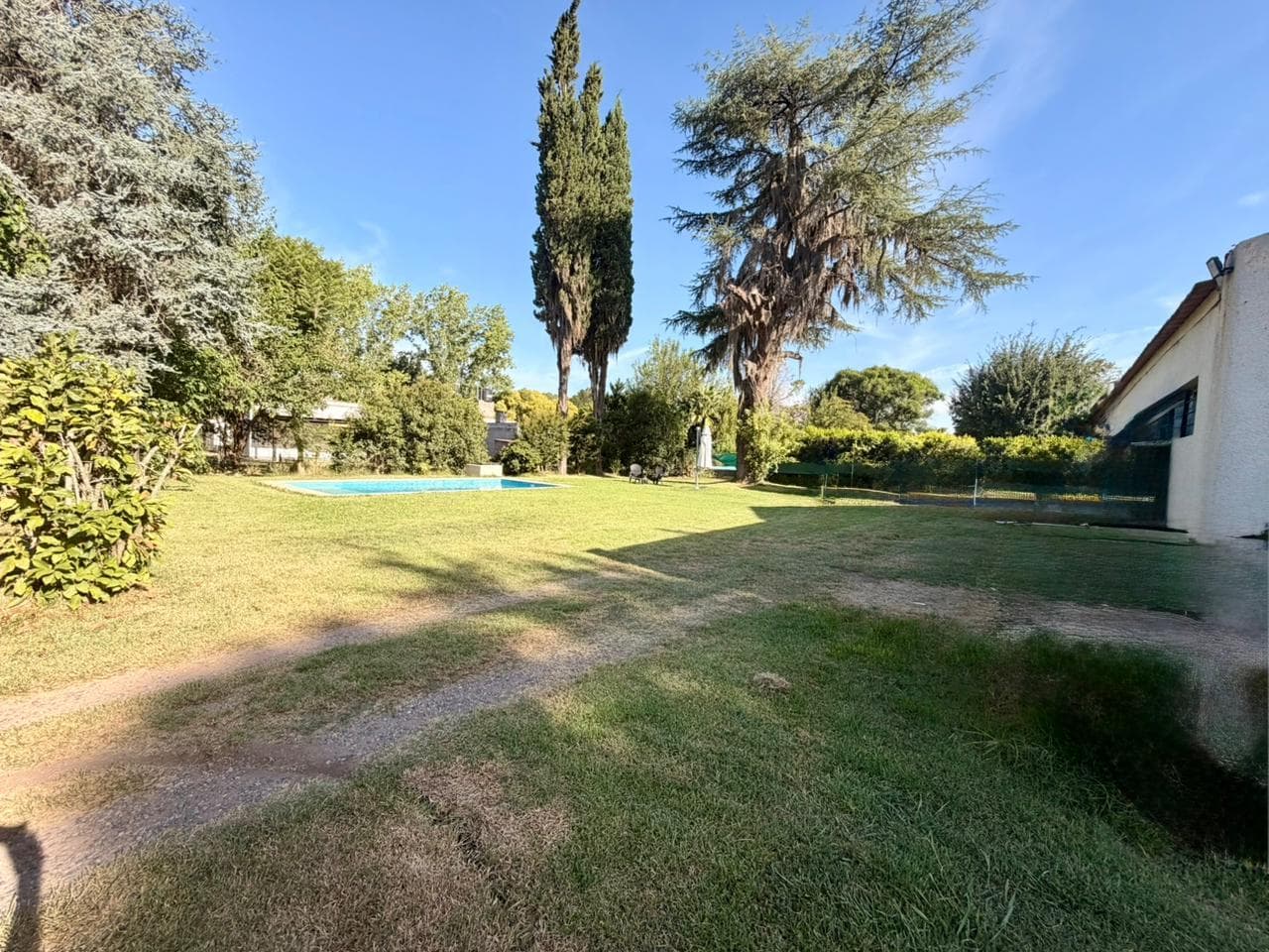 PERMUTA Casa 3 dormitorios con piscina. Apta crédito. Funes