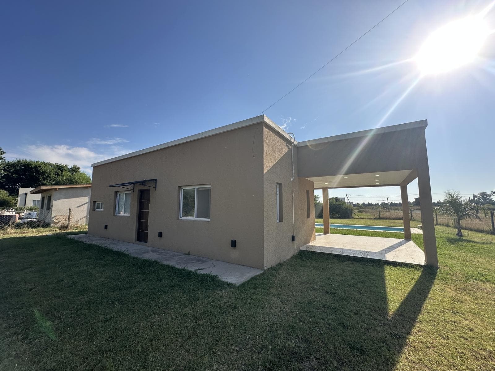 2-bedroom house for sale. 700 m² lot. Barbecue area with pool. El Amparo neighborhood, Escalada, Zarate