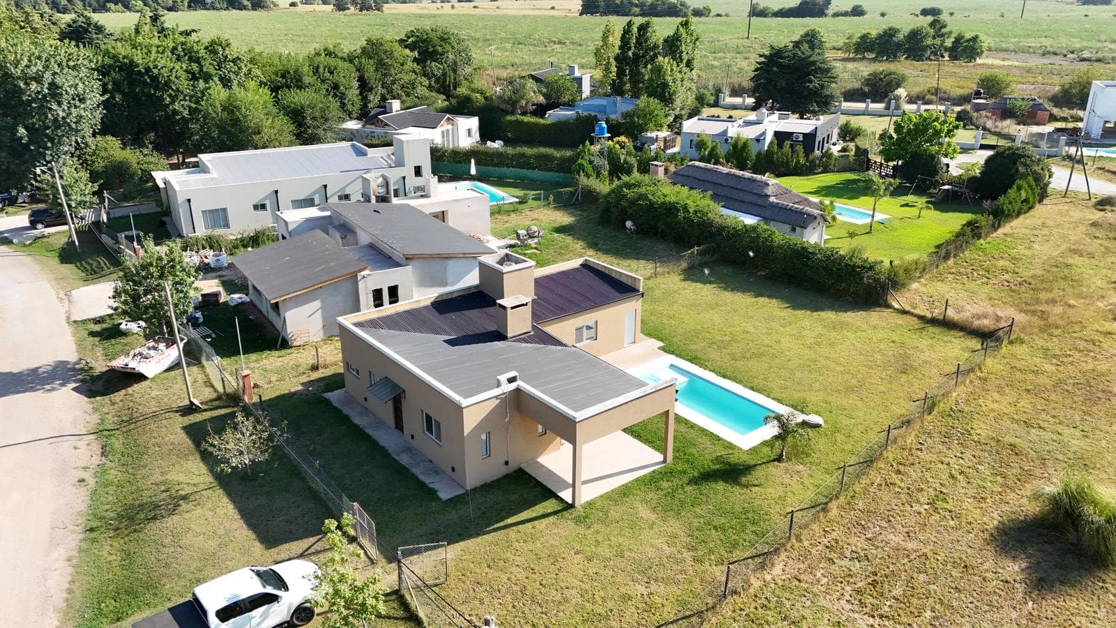 2-bedroom house for sale. 700 m² lot. Barbecue area with pool. El Amparo neighborhood, Escalada, Zarate