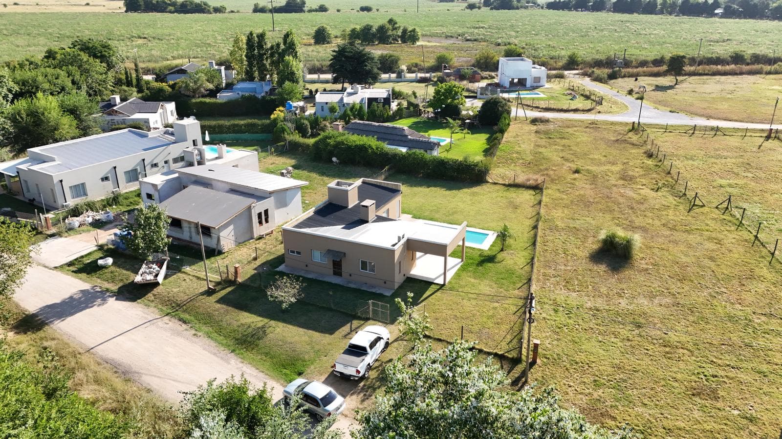 2-bedroom house for sale. 700 m² lot. Barbecue area with pool. El Amparo neighborhood, Escalada, Zarate