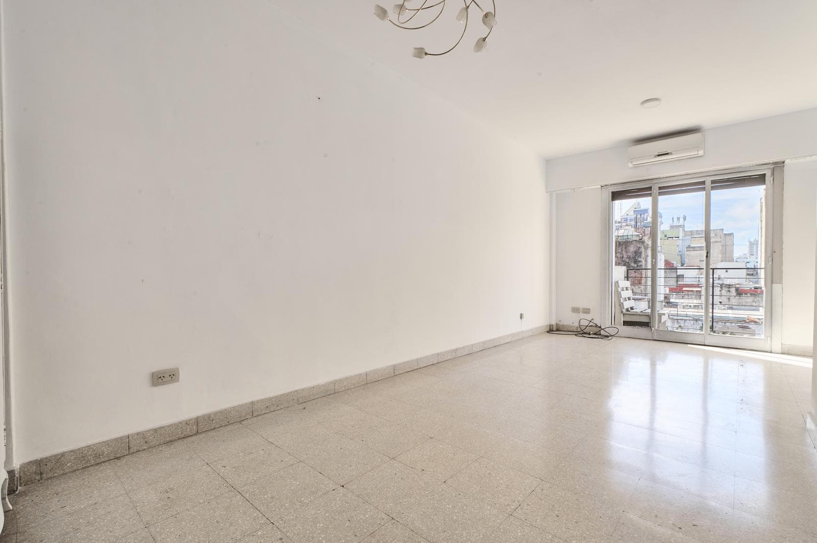 FOR SALE: Bright 2½-room apartment with a balcony in Congreso!