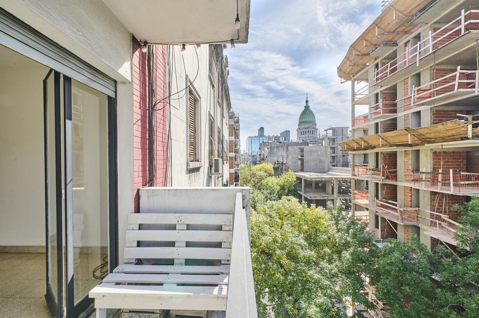 FOR SALE: Bright 2½-room apartment with a balcony in Congreso!
