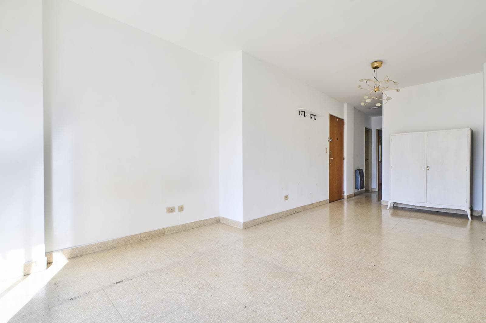 FOR SALE: Bright 2½-room apartment with a balcony in Congreso!