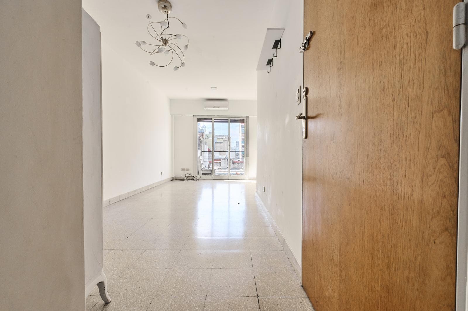 FOR SALE: Bright 2½-room apartment with a balcony in Congreso!