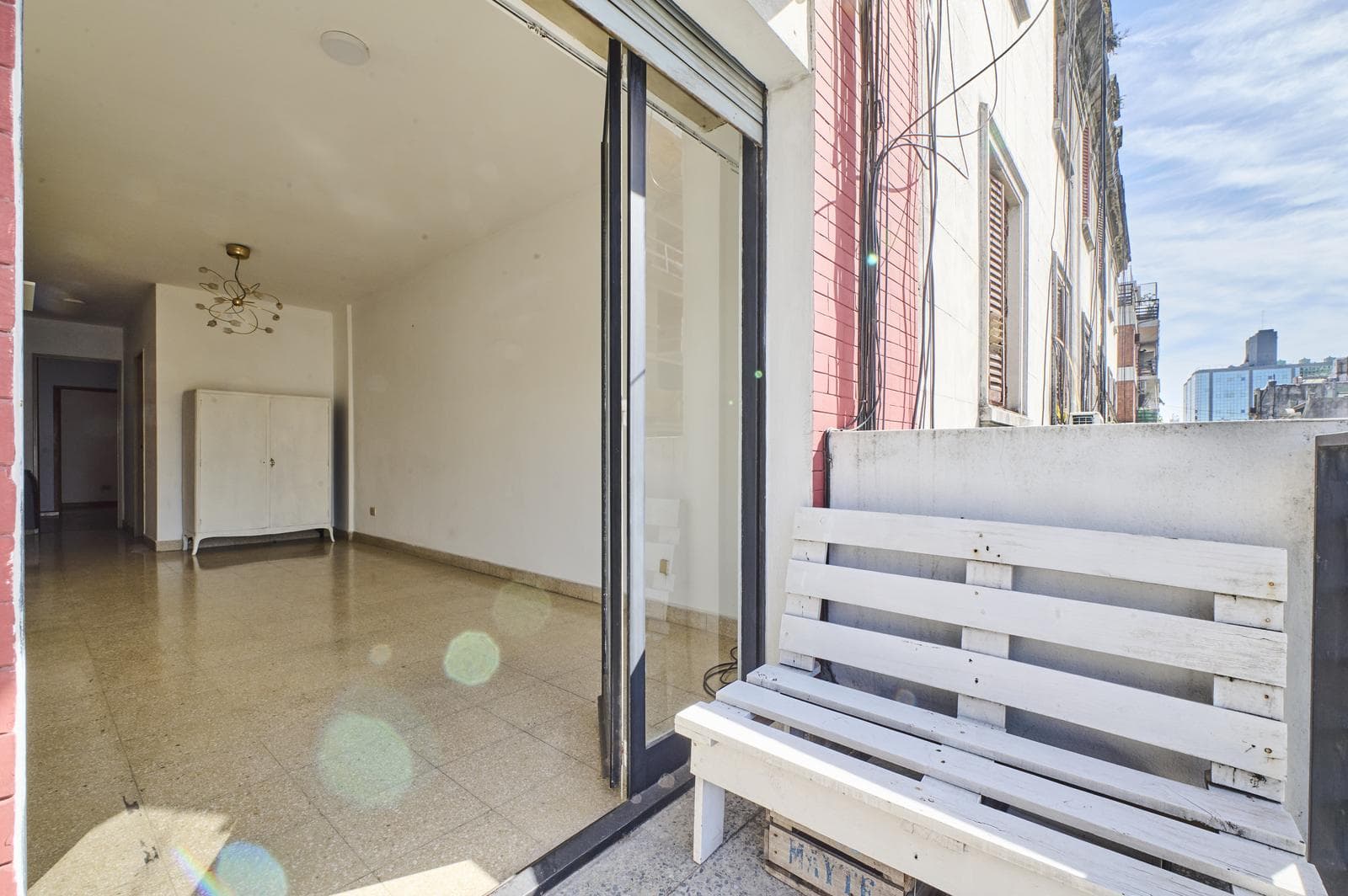 FOR SALE: Bright 2½-room apartment with a balcony in Congreso!
