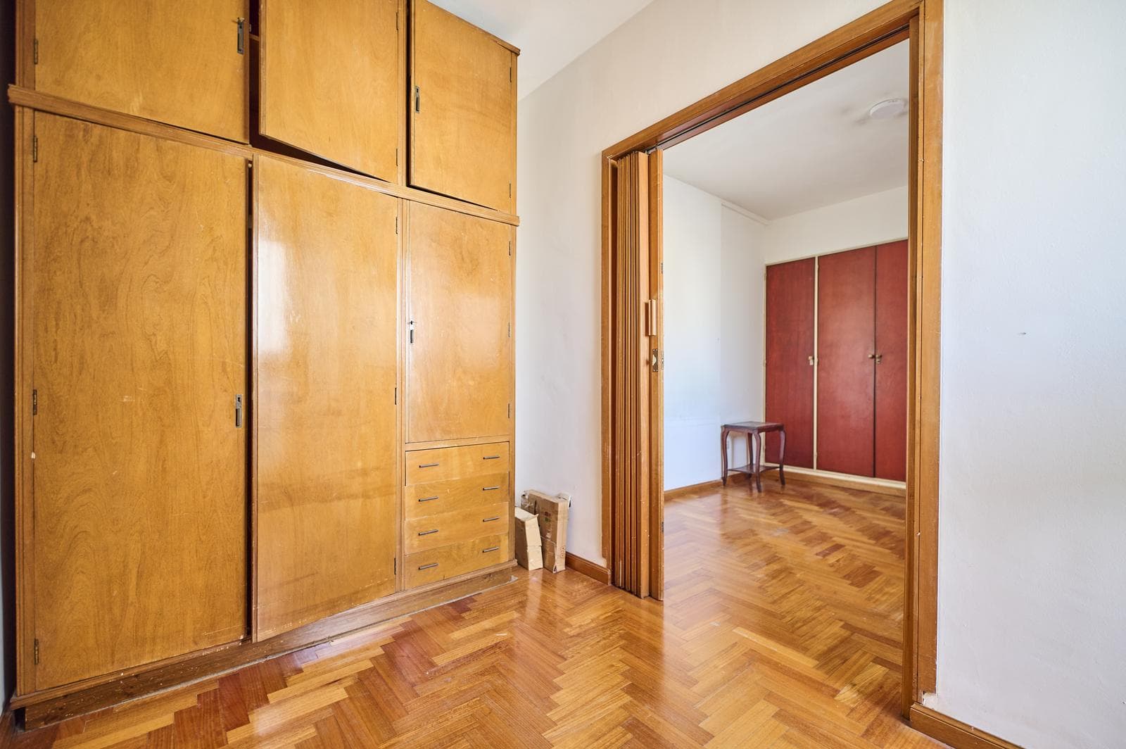 FOR SALE: Bright 2½-room apartment with a balcony in Congreso!