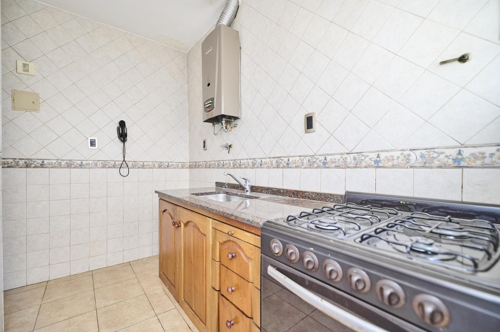 FOR SALE: Bright 2½-room apartment with a balcony in Congreso!