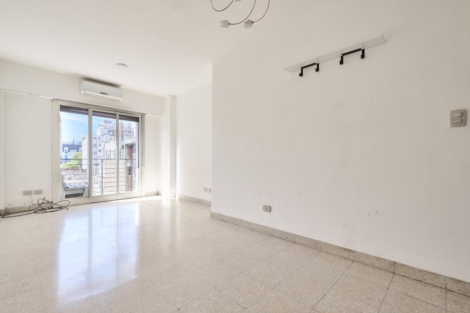 FOR SALE: Bright 2½-room apartment with a balcony in Congreso!